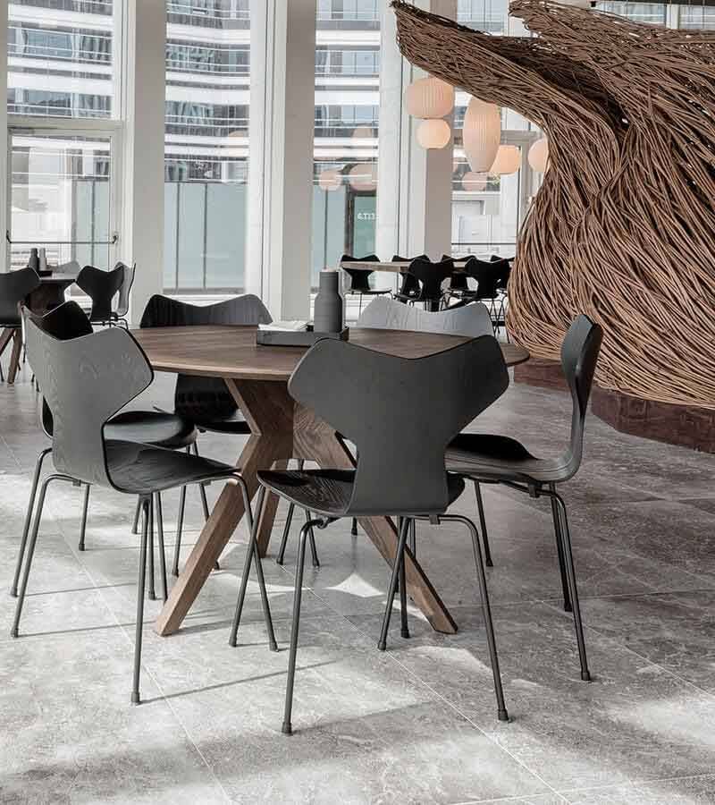 chaise Grand Prix de Jacobsen fritz Hansen chez Issima à Marseille